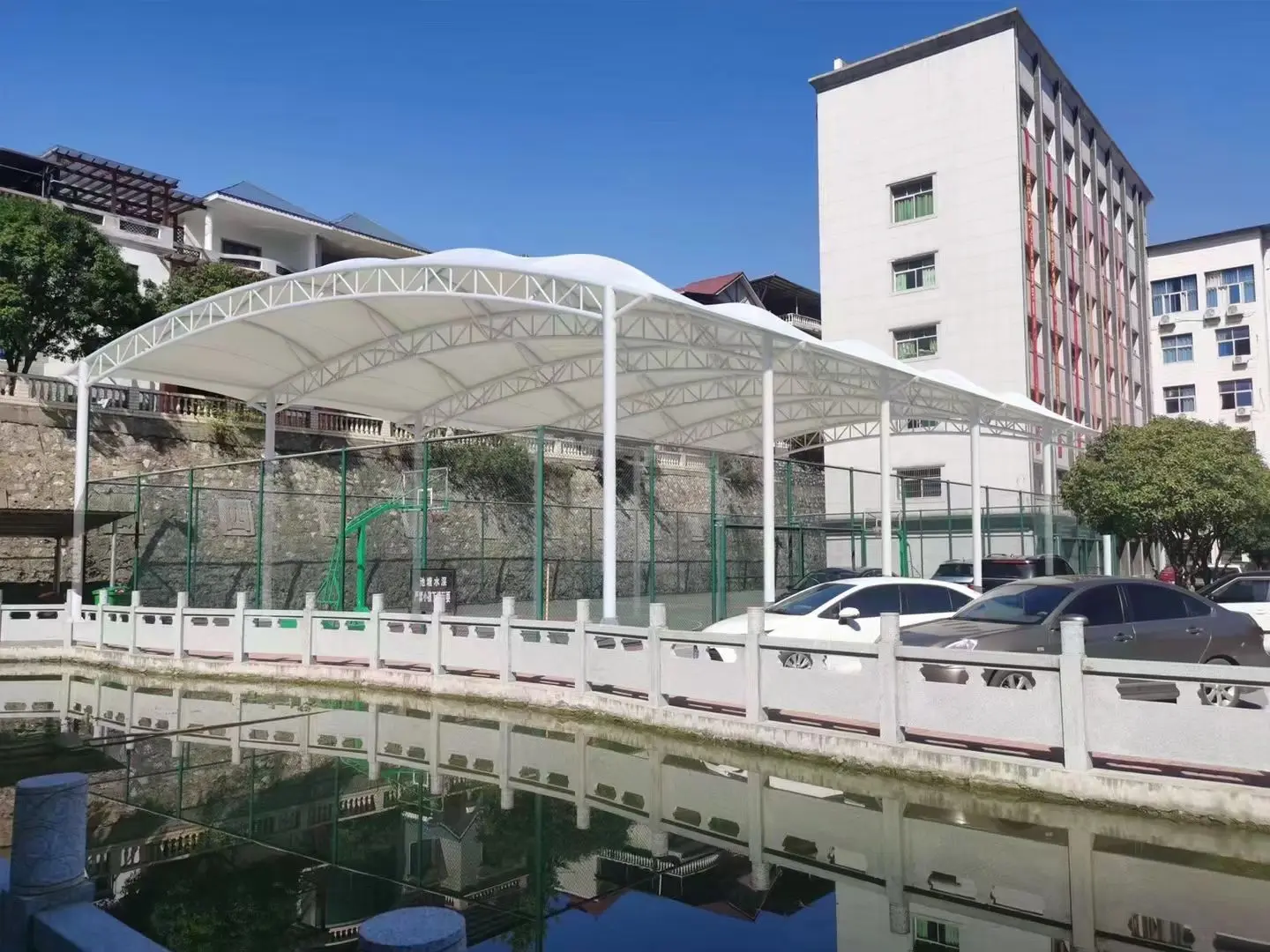 贵州大方园区停车棚总在漏水生锈？源头膜结构厂家：按本地气候选材，避开三大坑
